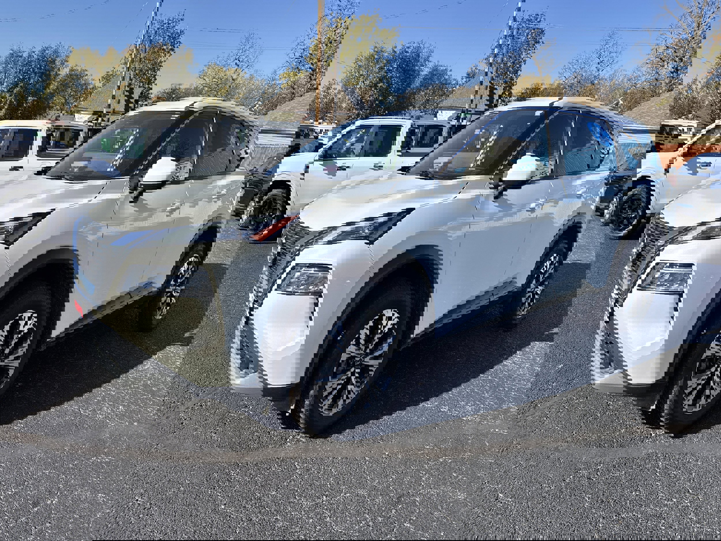 Used 2023 Nissan Rogue SV image 2