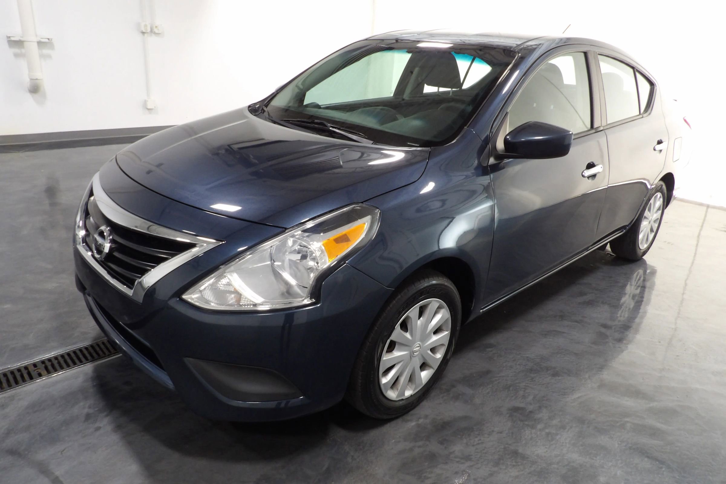 Used 2017 Nissan Versa SV image 3