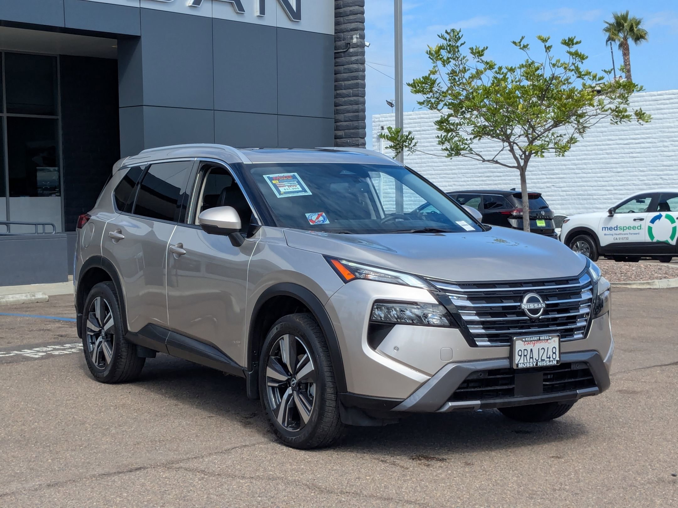 Used 2024 Nissan Rogue SL w/ SL Premium Package image 2