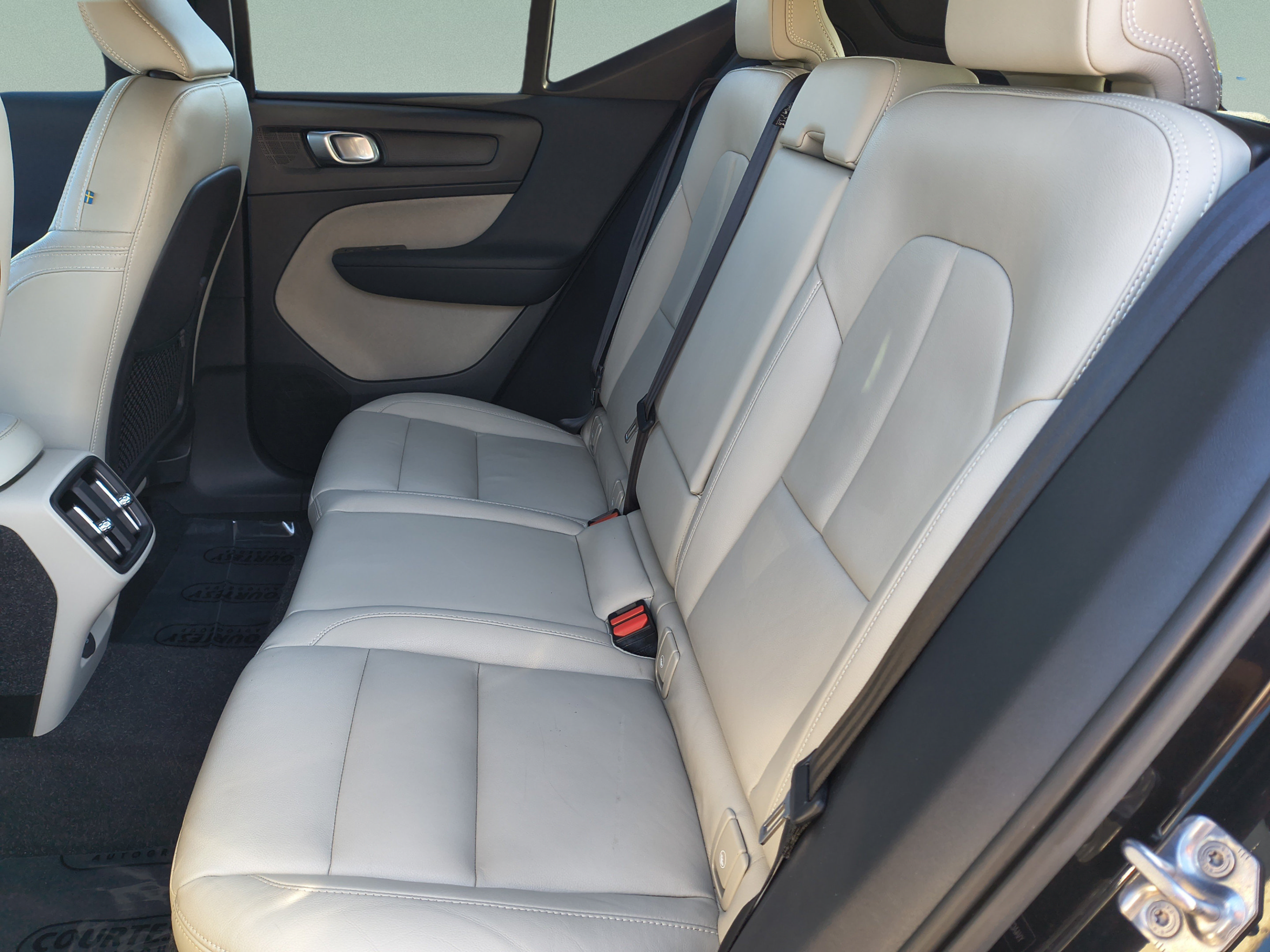 Used 2019 Volvo XC40 T4 Momentum FWD image 17