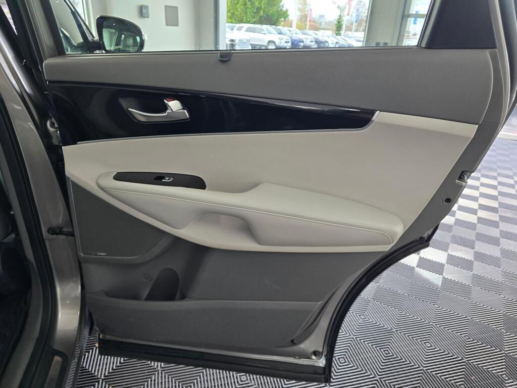 Used 2019 Kia Sorento SX image 42