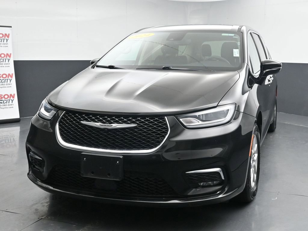 Used 2024 Chrysler Pacifica Touring-L image 4