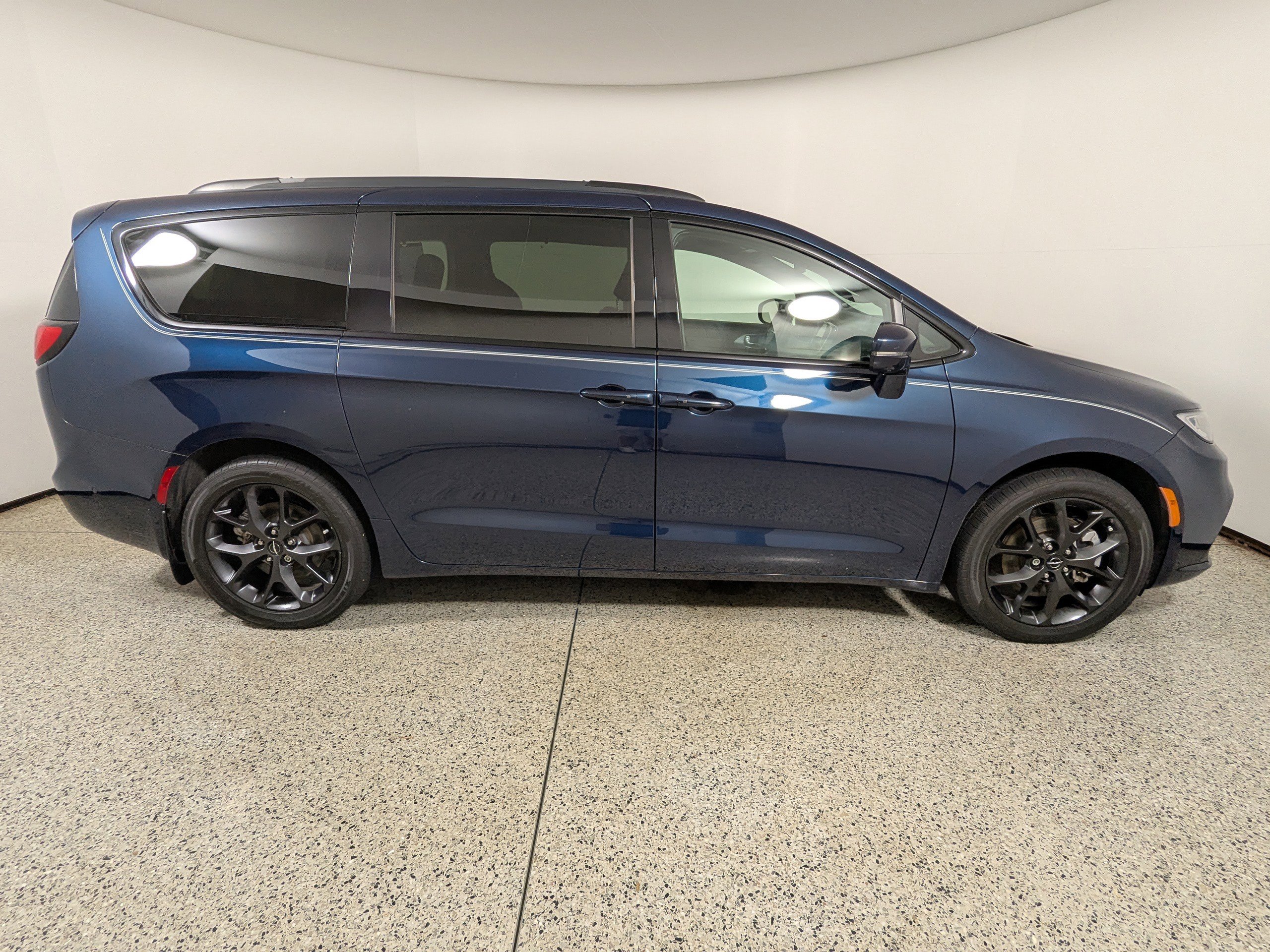 Used 2022 Chrysler Pacifica Touring-L w/ Uconnect Theater Family Group image 8