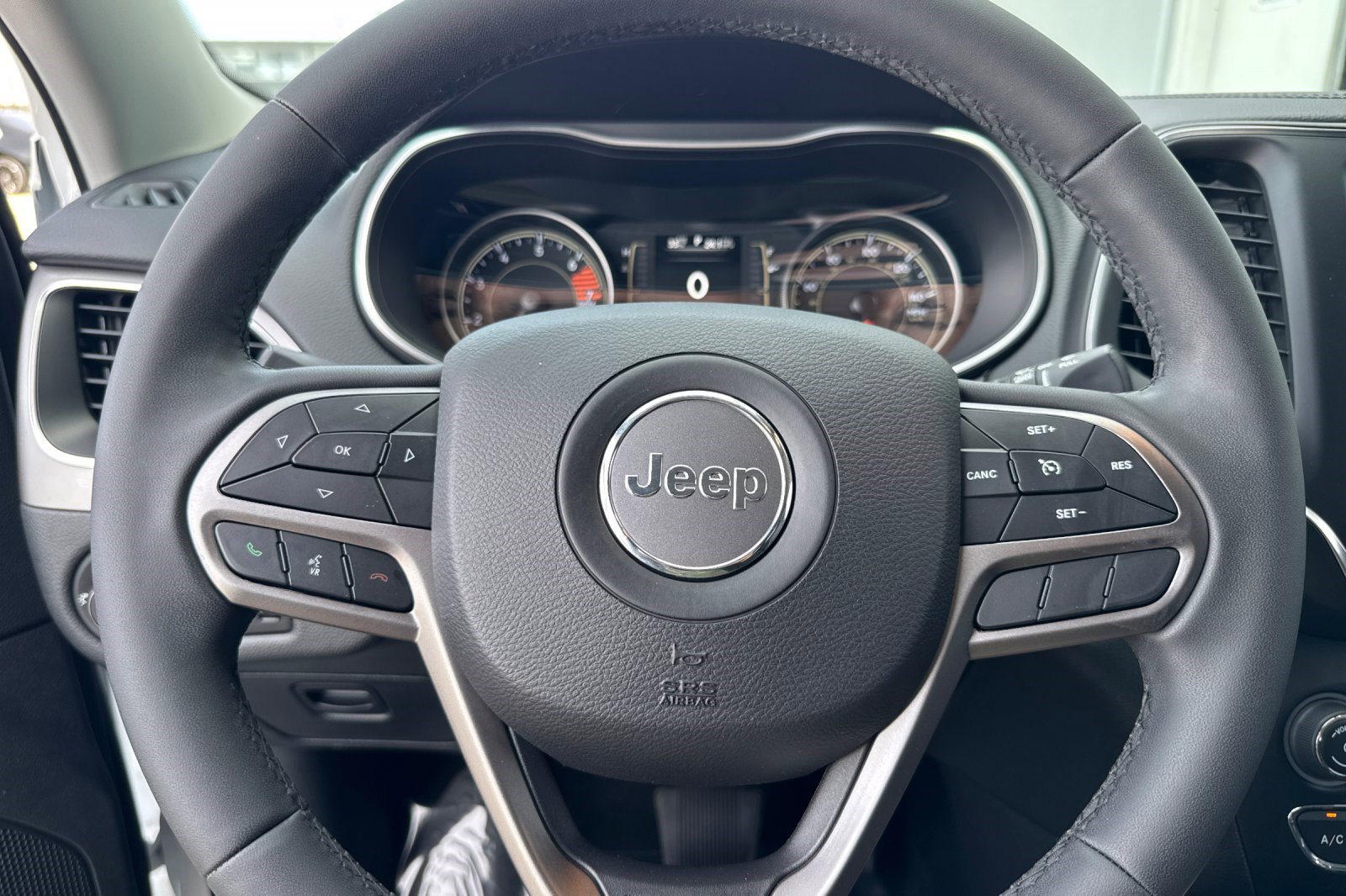 Used 2020 Jeep Cherokee Latitude Plus w/ Comfort/Convenience Group FWD image 14