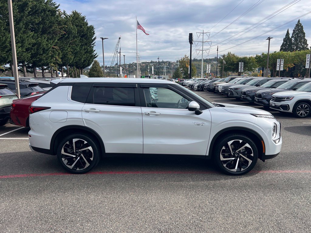 Used 2024 Mitsubishi Outlander 4WD Plug-In Hybrid image 8
