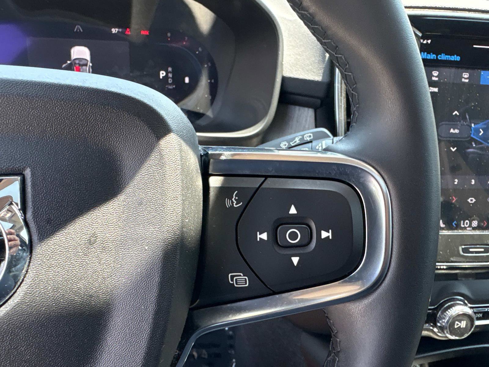 Used 2023 Volvo XC40 B5 Plus image 18