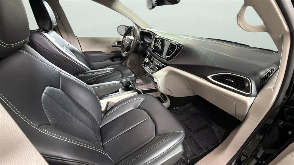 Used 2024 Chrysler Pacifica Touring-L image 36