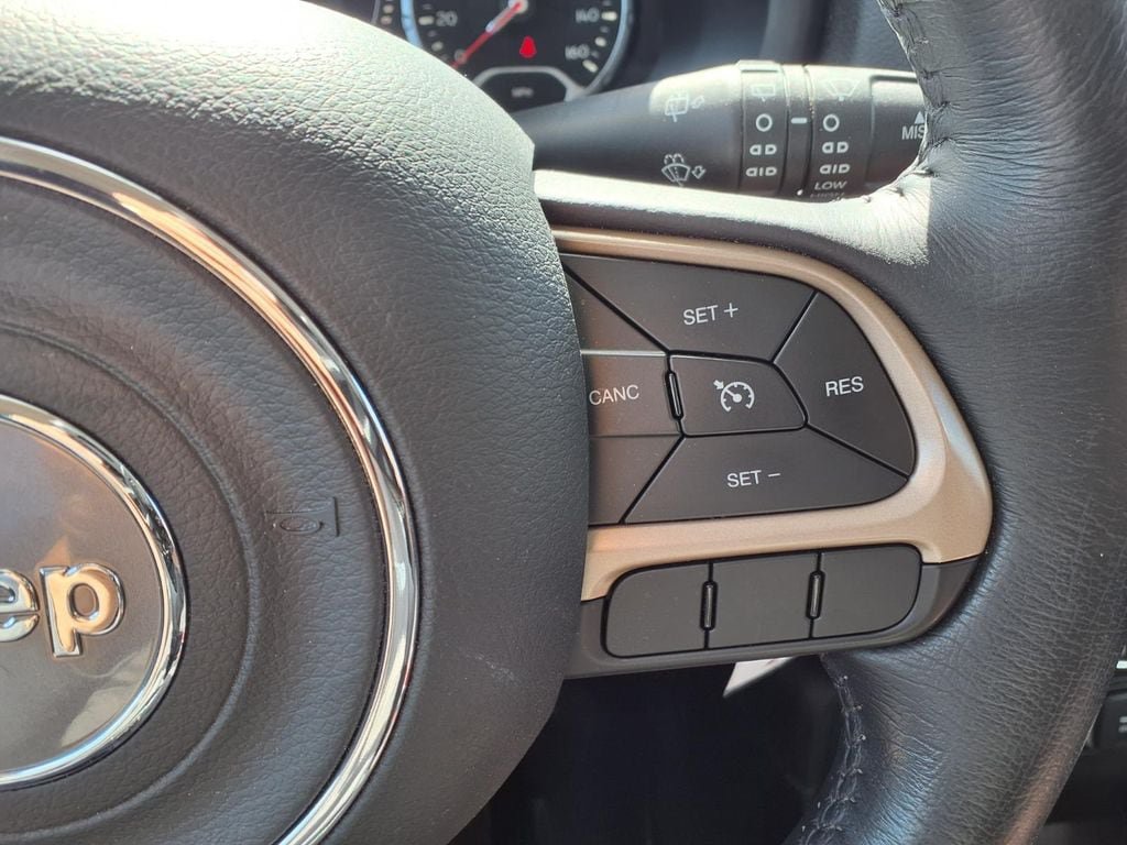 Used 2015 Jeep Renegade Latitude FWD image 17