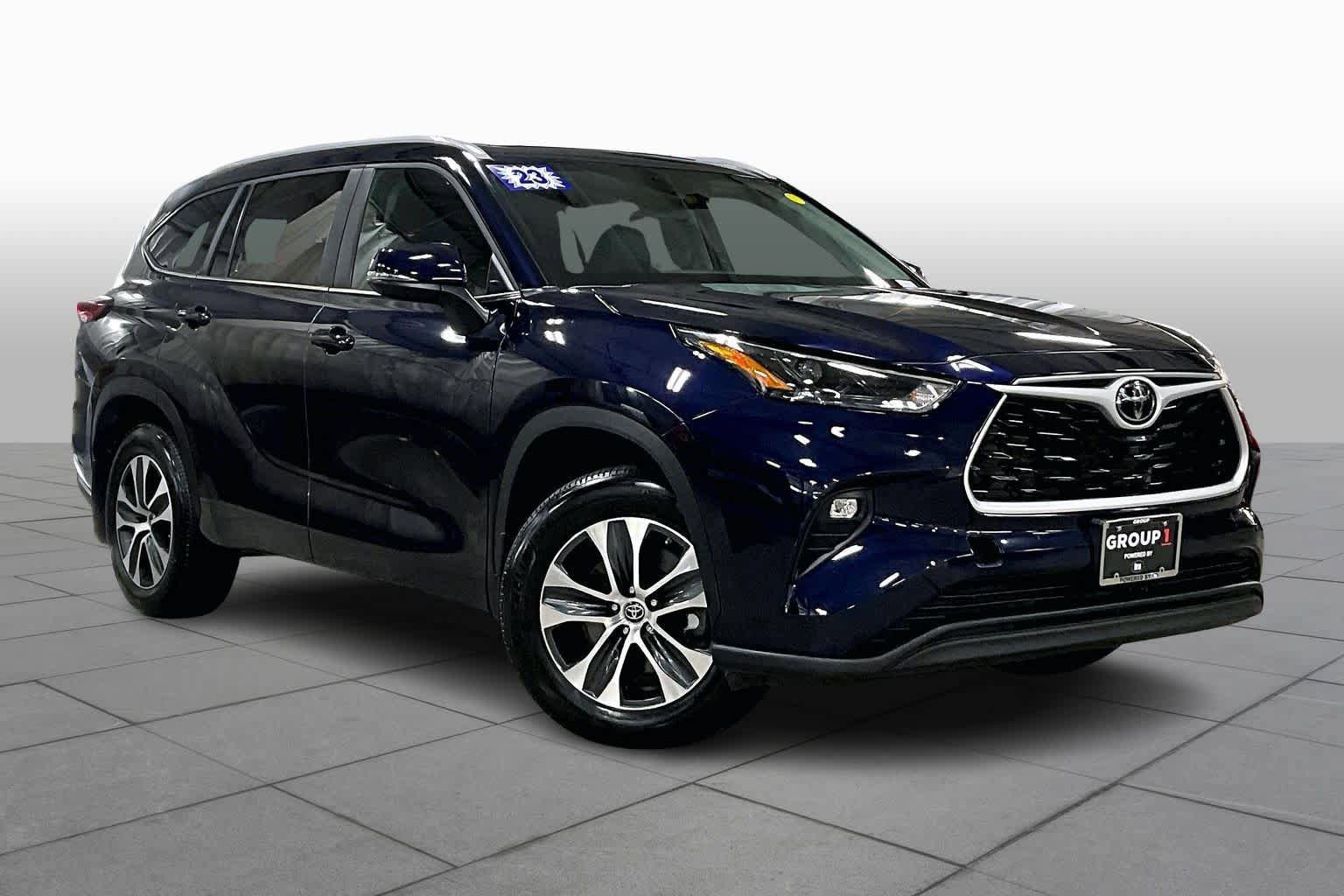 Used 2023 Toyota Highlander XLE AWD/4WD image 3