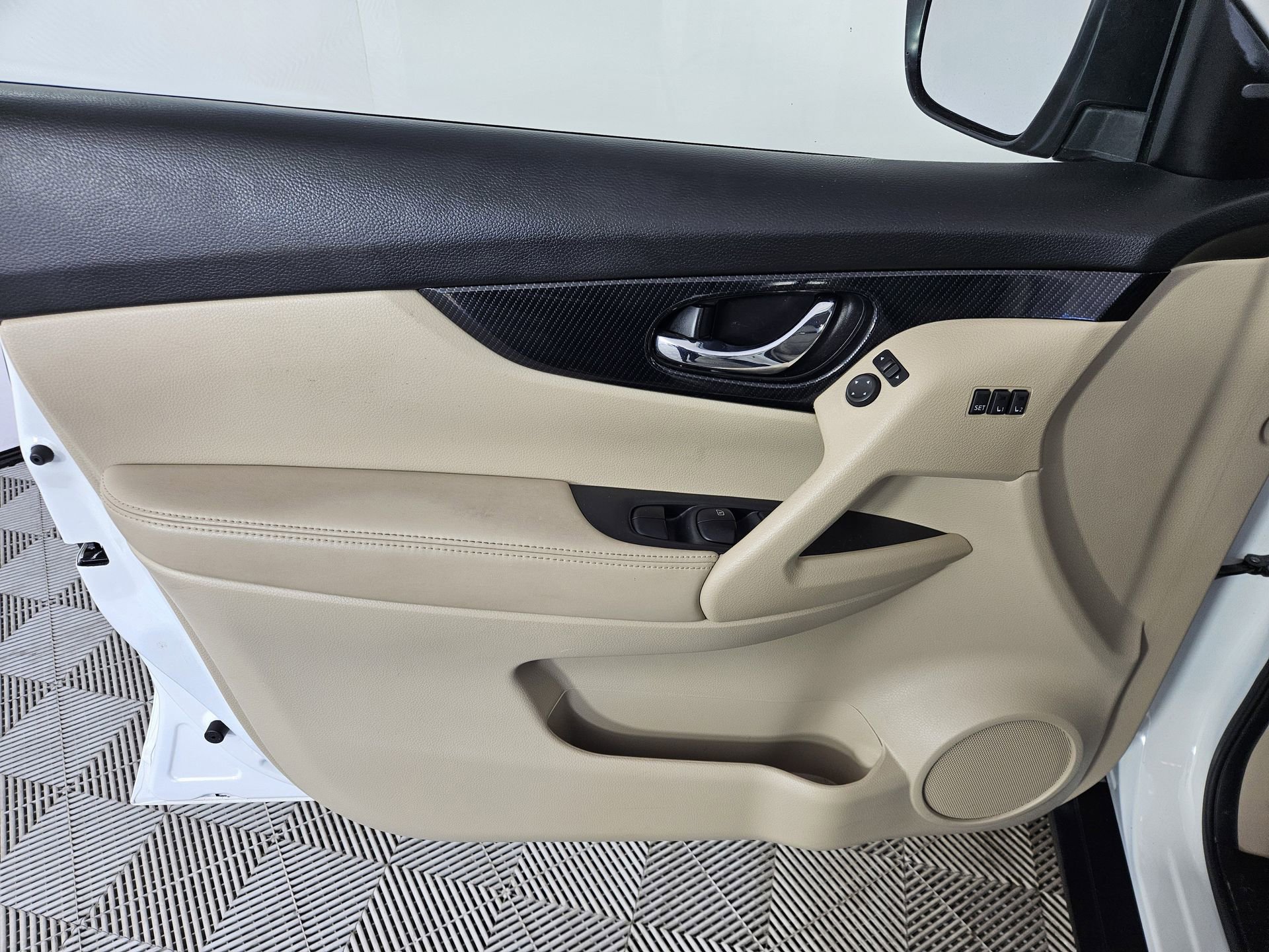 Used 2018 Nissan Rogue SL w/ Premium Package AWD/4WD image 17