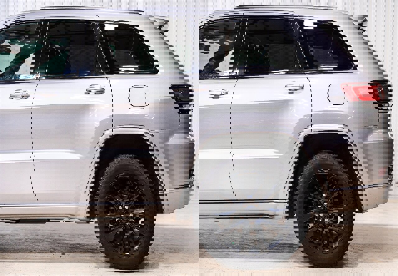 Used 2018 Jeep Grand Cherokee Altitude image 3