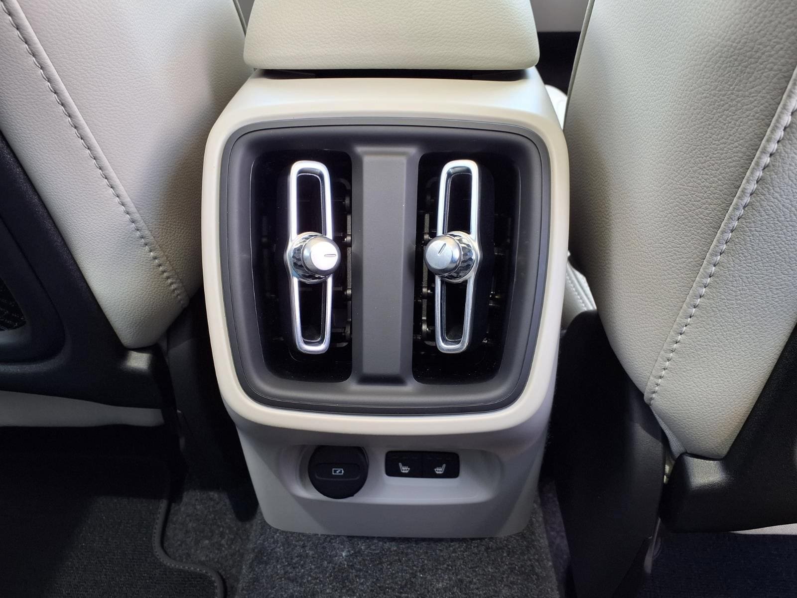 Certified 2025 Volvo XC40 B5 Ultra AWD/4WD image 16