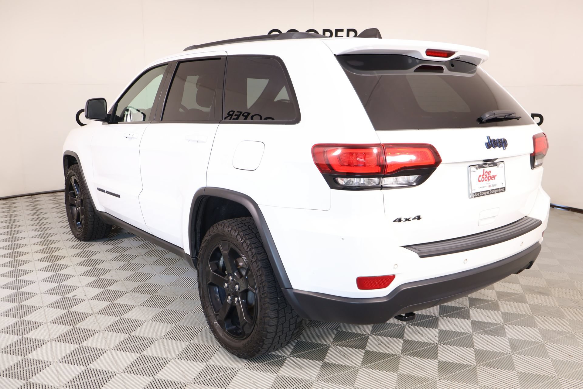 Used 2020 Jeep Grand Cherokee Laredo AWD/4WD image 23