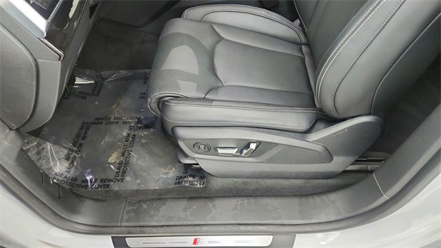 Used 2025 Audi Q8 Prestige w/ Prestige Package image 33
