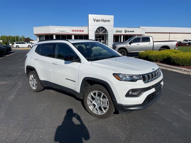 Used 2024 Jeep Compass Latitude w/ Sun and Sound Group AWD/4WD image 1
