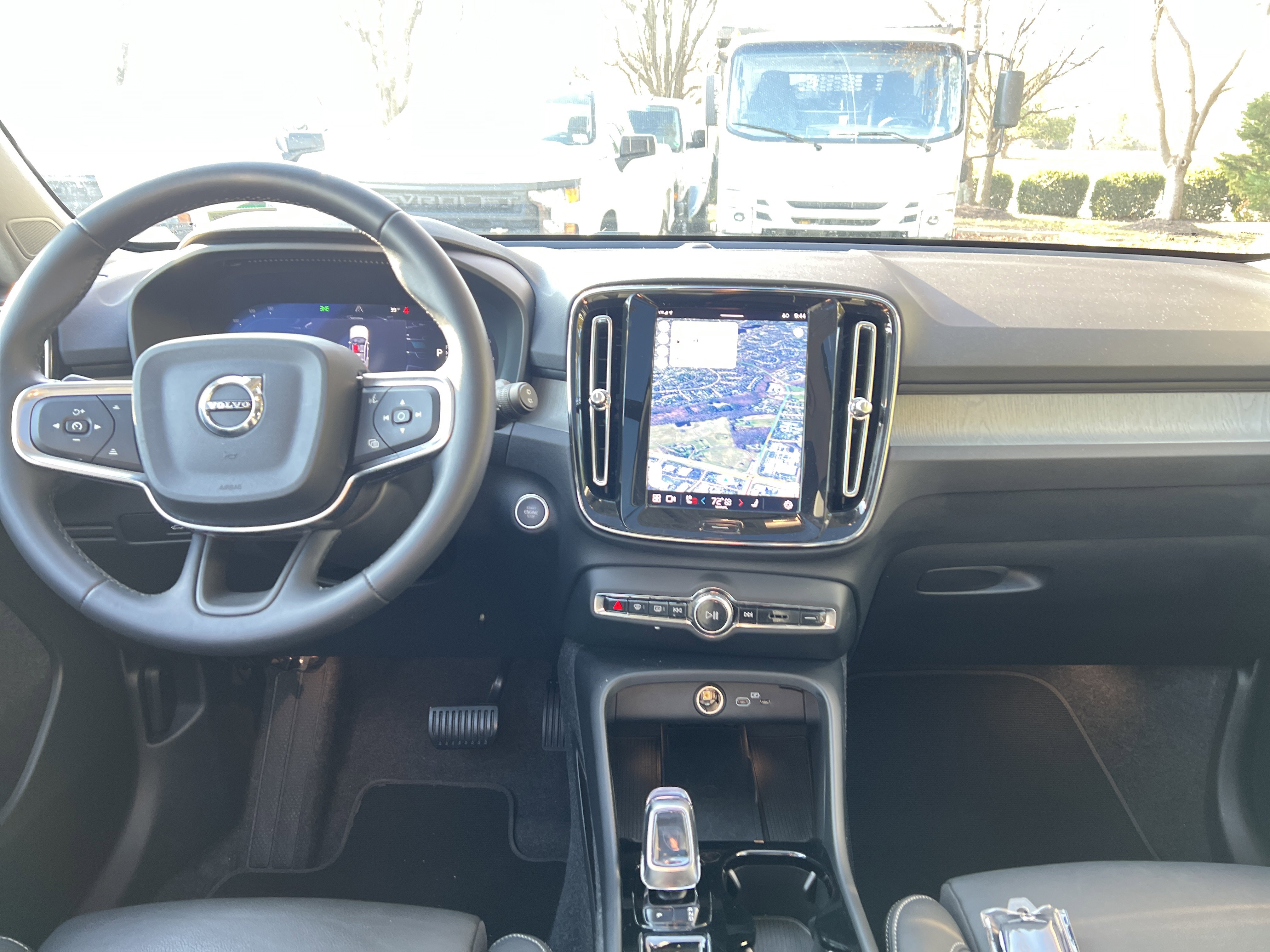 Used 2025 Volvo XC40 B5 Plus image 29