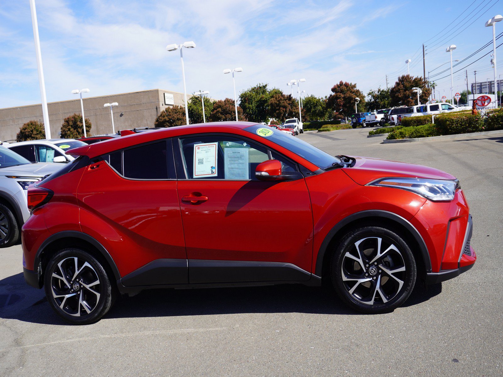 Used 2020 Toyota C-HR XLE FWD image 4