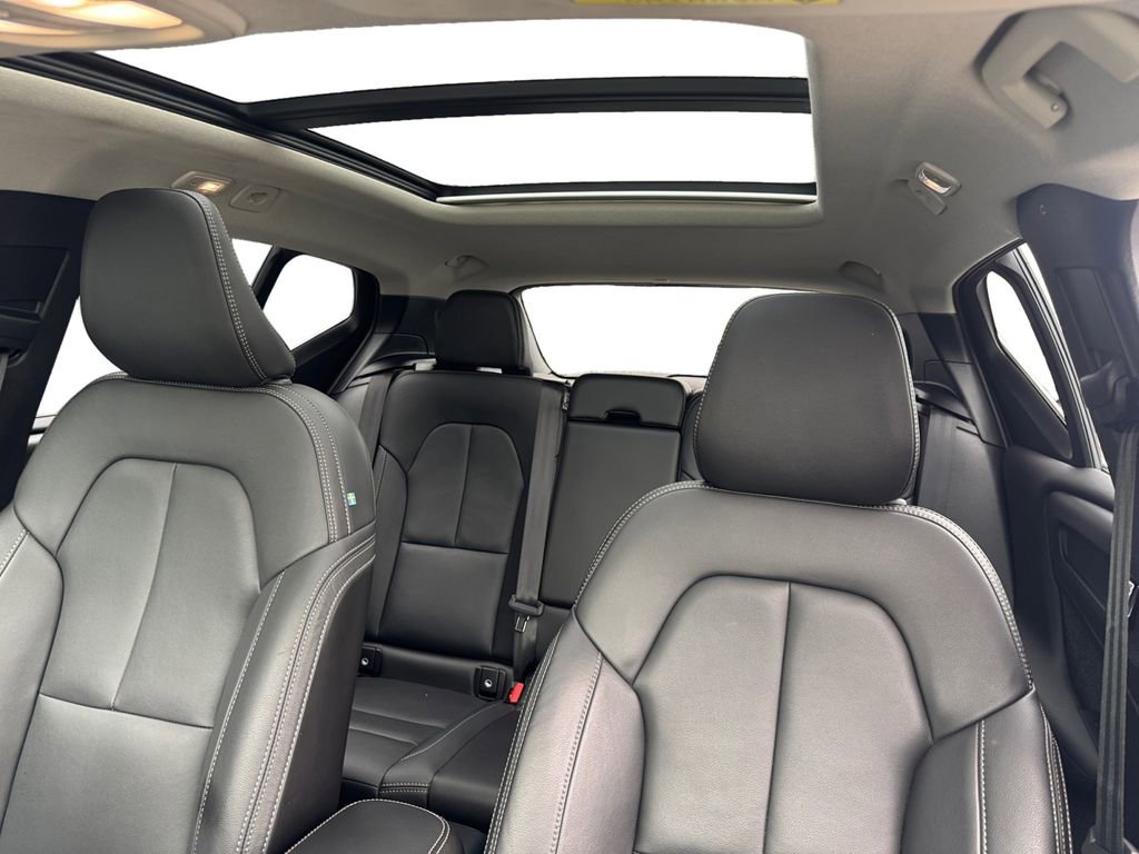 Certified 2025 Volvo XC40 B5 Core image 22