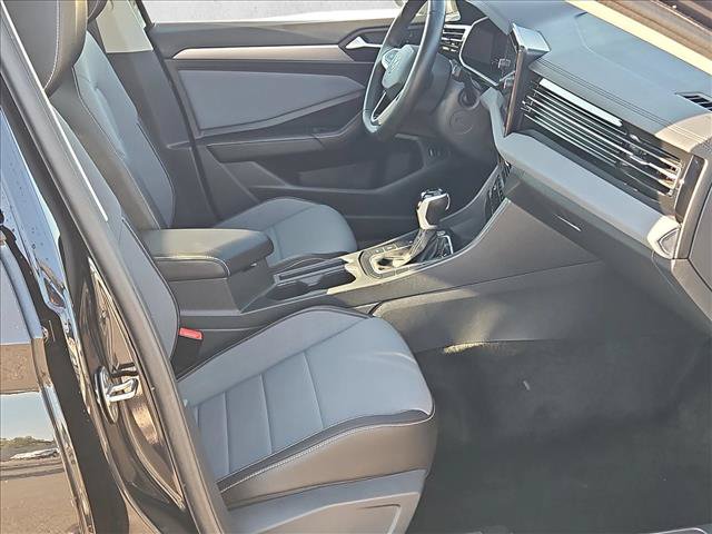Used 2025 Volkswagen Jetta SE FWD image 14