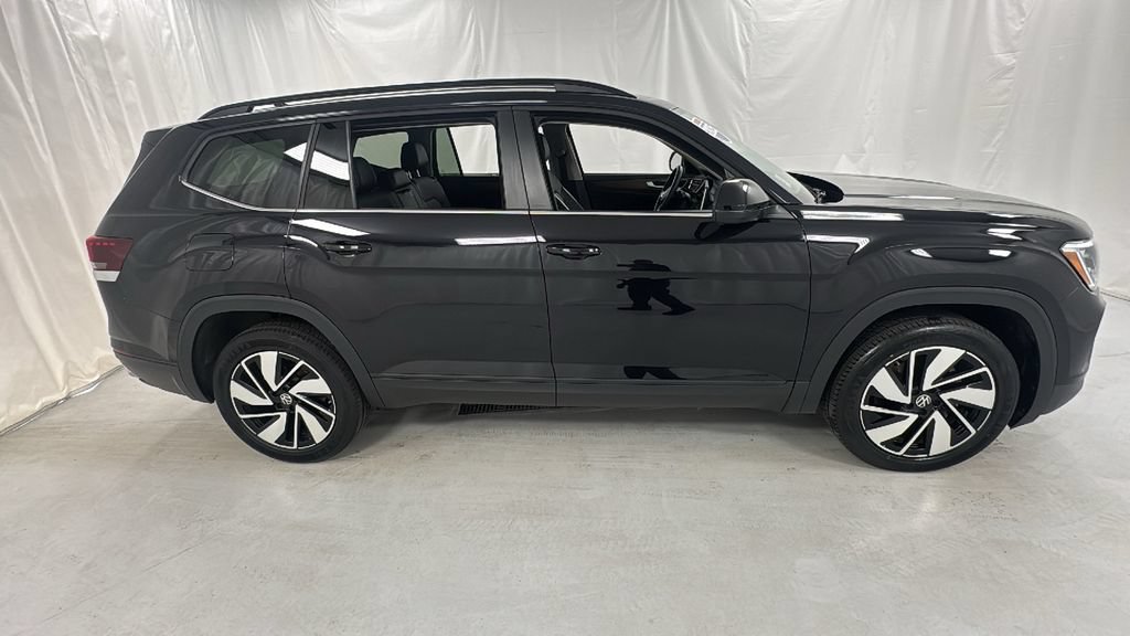 Used 2025 Volkswagen Atlas SE AWD/4WD image 2