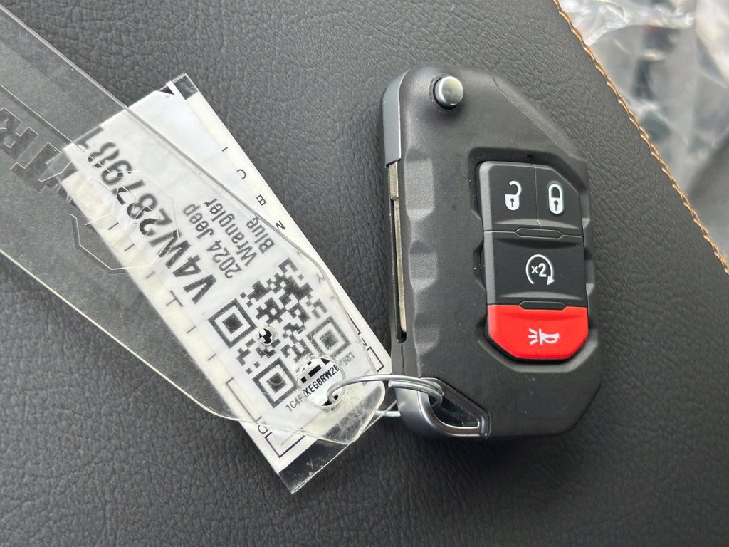 Used 2024 Jeep Wrangler Unlimited Sahara AWD/4WD image 40