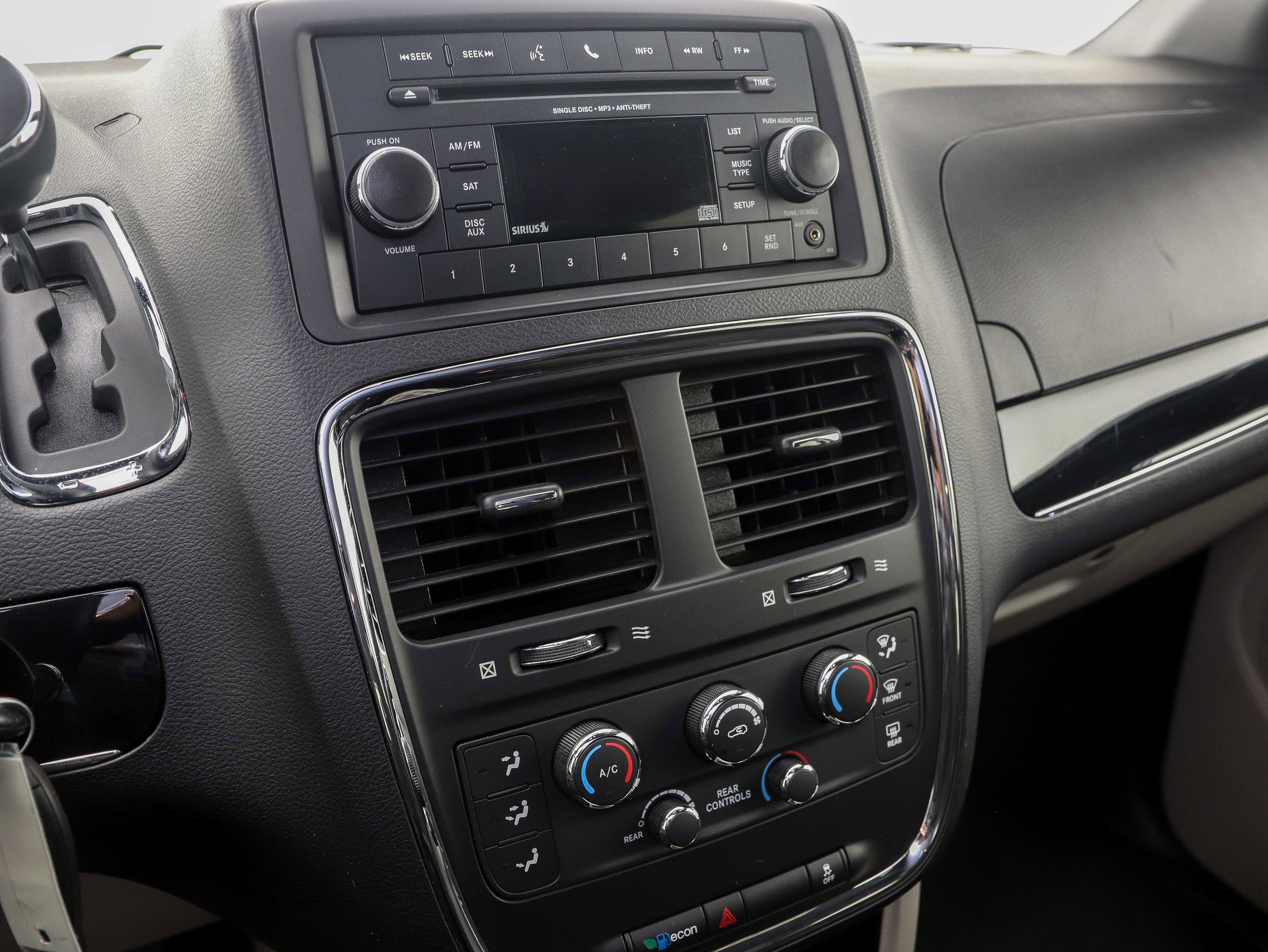 Used 2016 Dodge Grand Caravan SE image 22