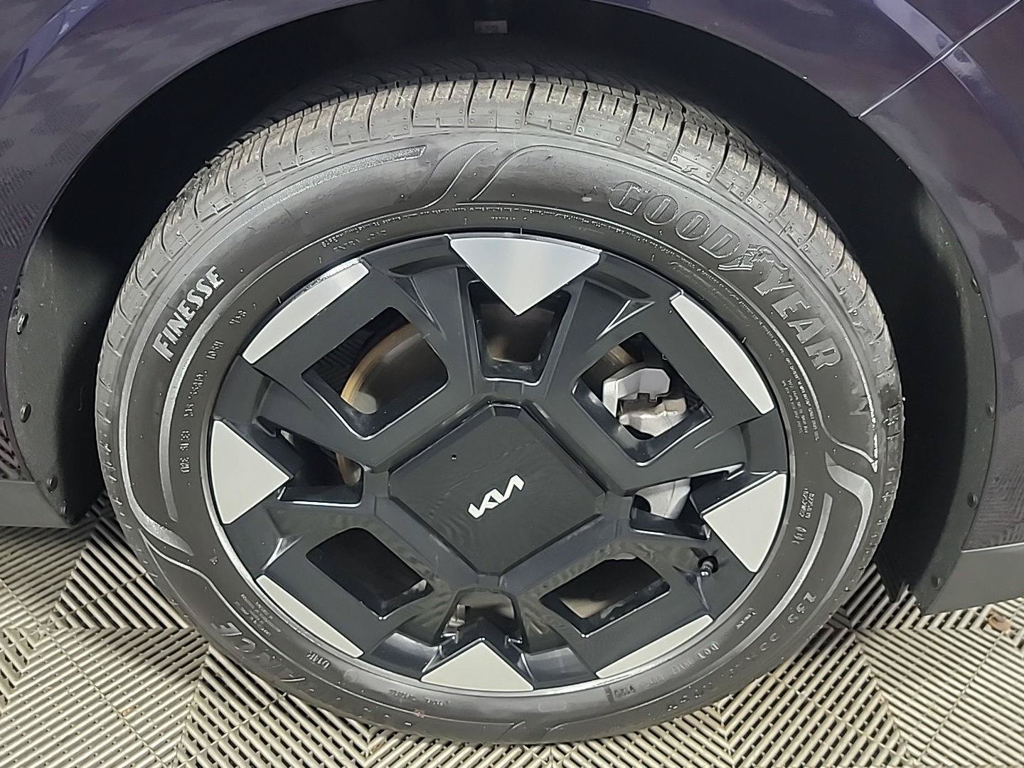 Certified 2026 Kia Carnival EX FWD image 3