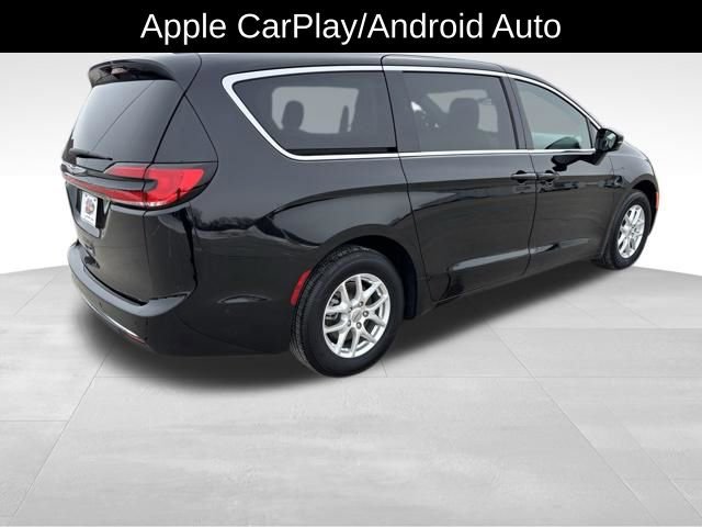 Used 2025 Chrysler Pacifica Select image 6