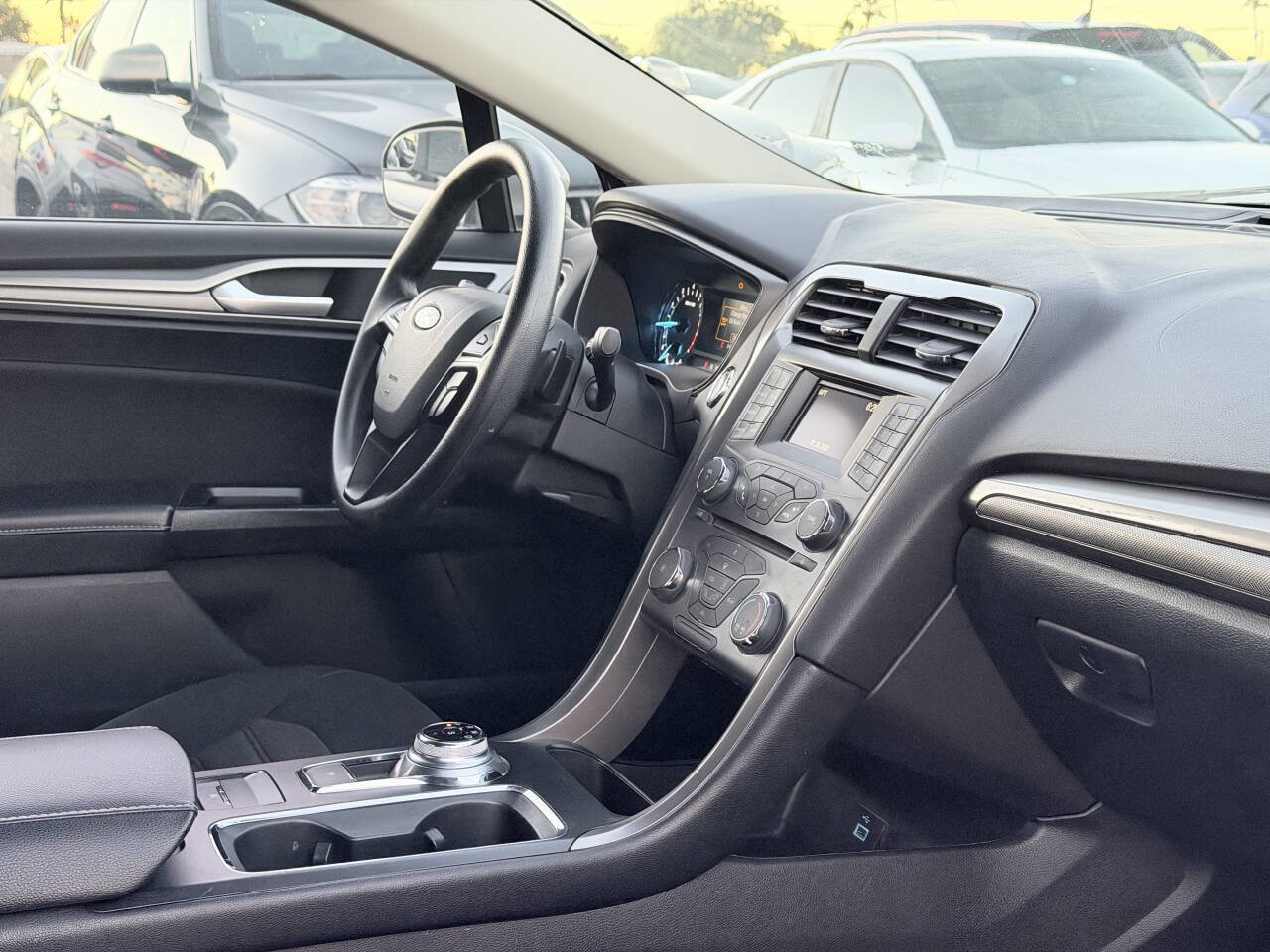 Used 2017 Ford Fusion SE image 28