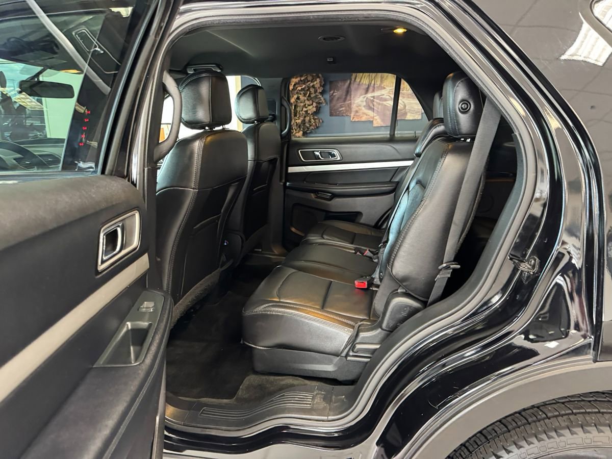 Used 2017 Ford Explorer XLT w/ Equipment Group 202A AWD/4WD image 40