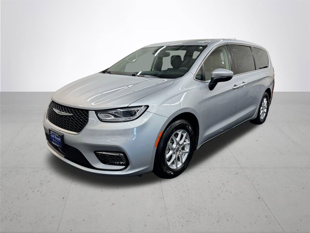 Used 2023 Chrysler Pacifica Touring-L image 2