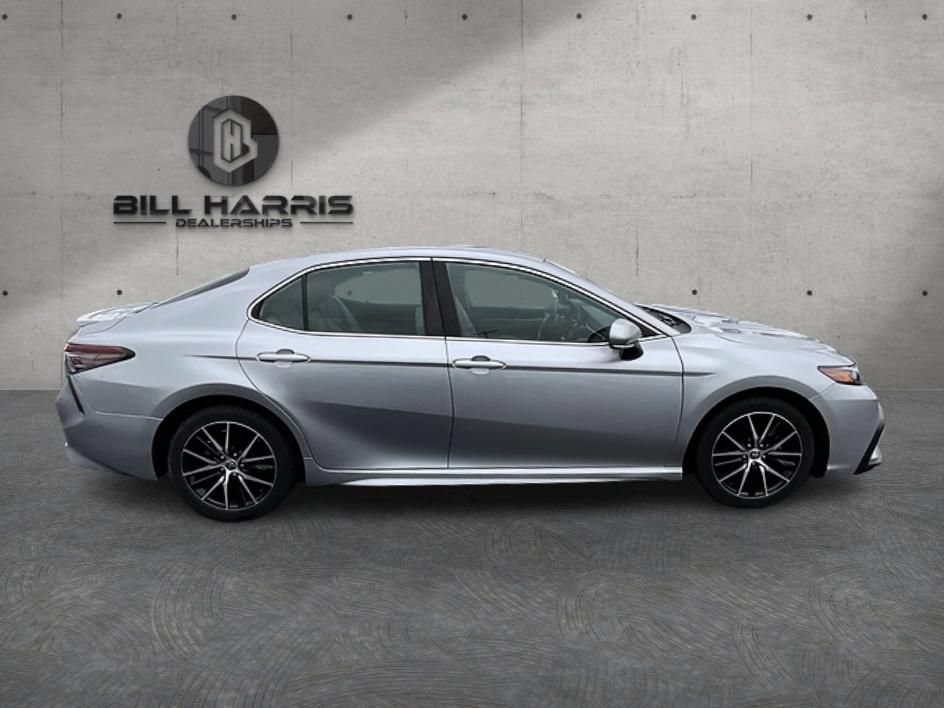 Used 2022 Toyota Camry SE FWD image 4