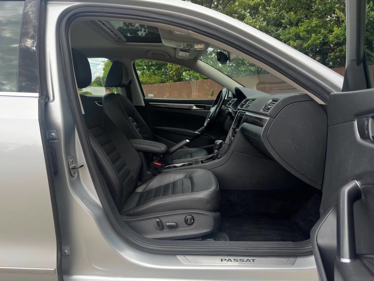 Used 2017 Volkswagen Passat 1.8T SEL Premium image 11