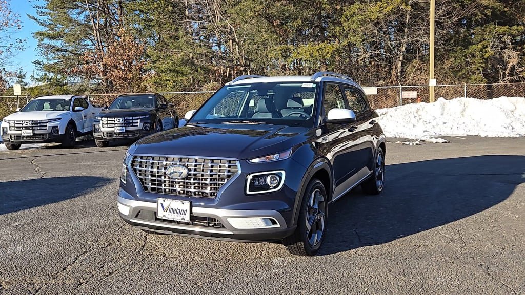 Certified 2025 Hyundai Venue Limited FWD image 4