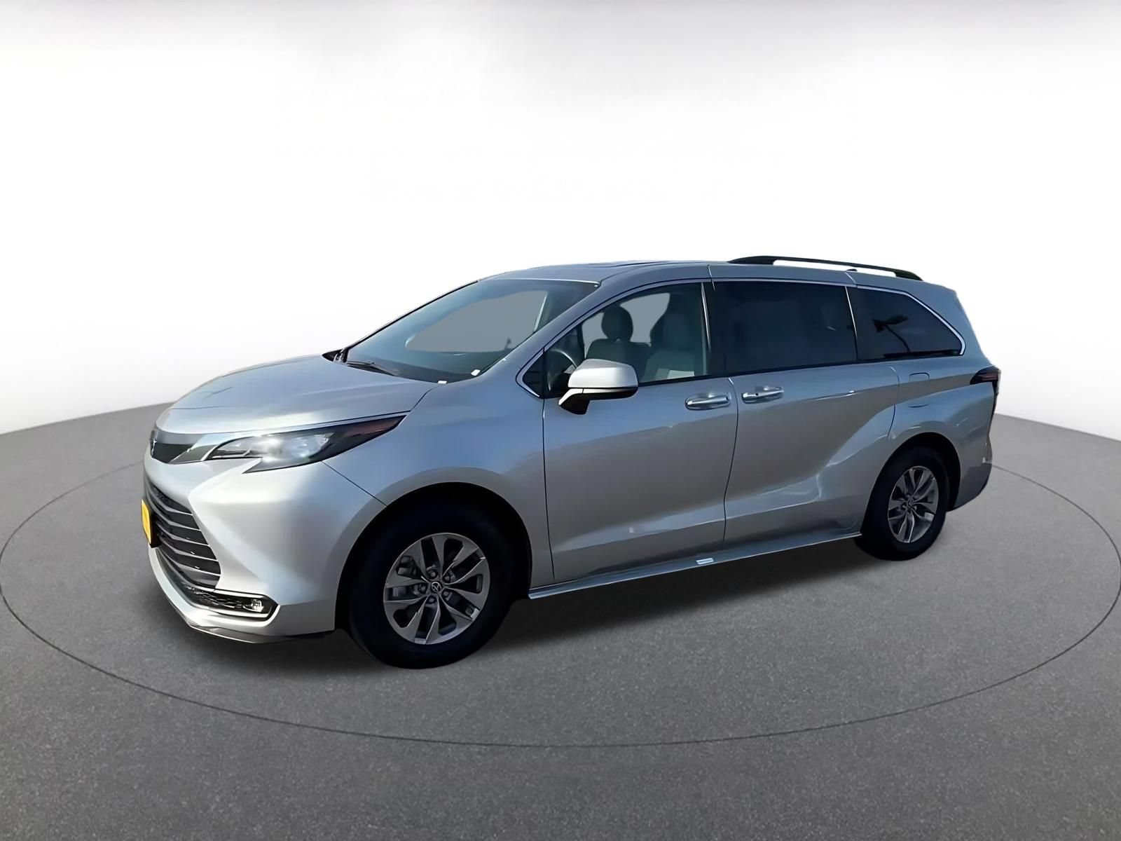 Used 2025 Toyota Sienna XLE FWD image 7