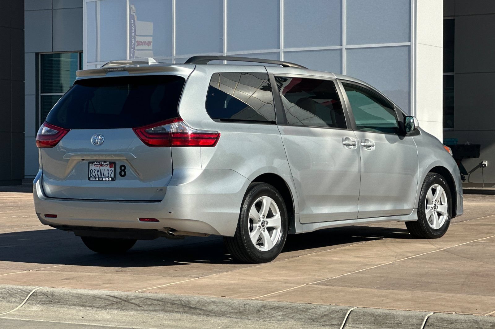 Used 2020 Toyota Sienna LE FWD image 4