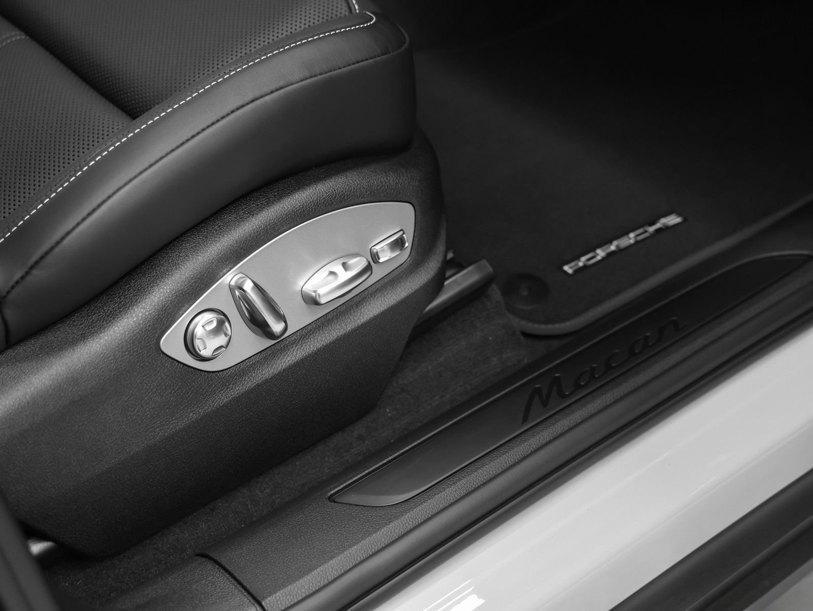 New 2026 Porsche Macan image 19