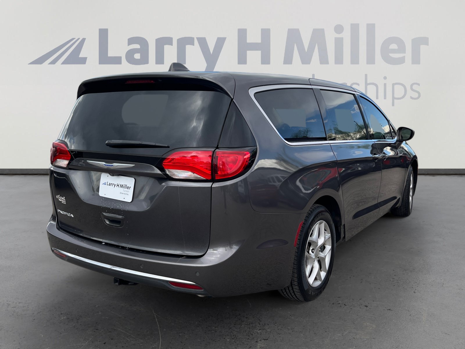 Used 2018 Chrysler Pacifica Touring Plus w/ Tire & Wheel Group FWD image 5