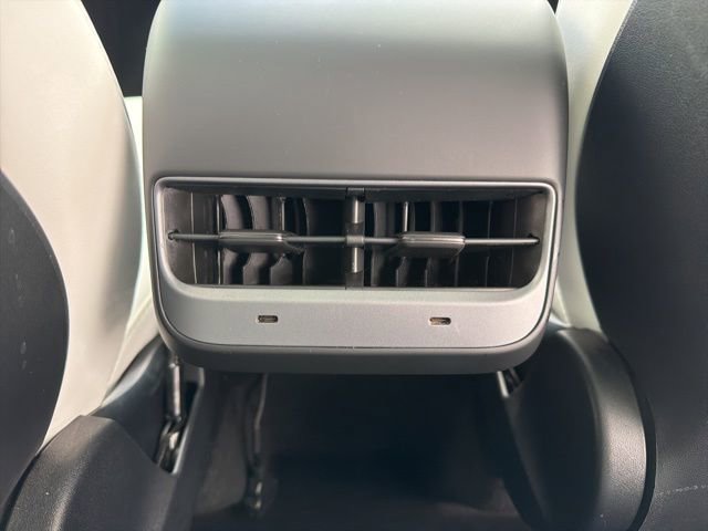 Used 2022 Tesla Model Y Long Range image 17