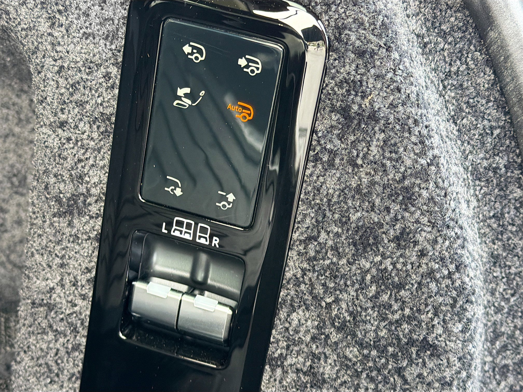 Used 2025 Land Rover Range Rover SV image 13