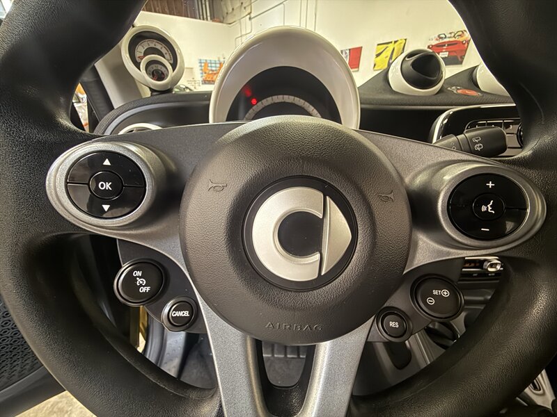 Used 2016 smart fortwo pure RWD image 20