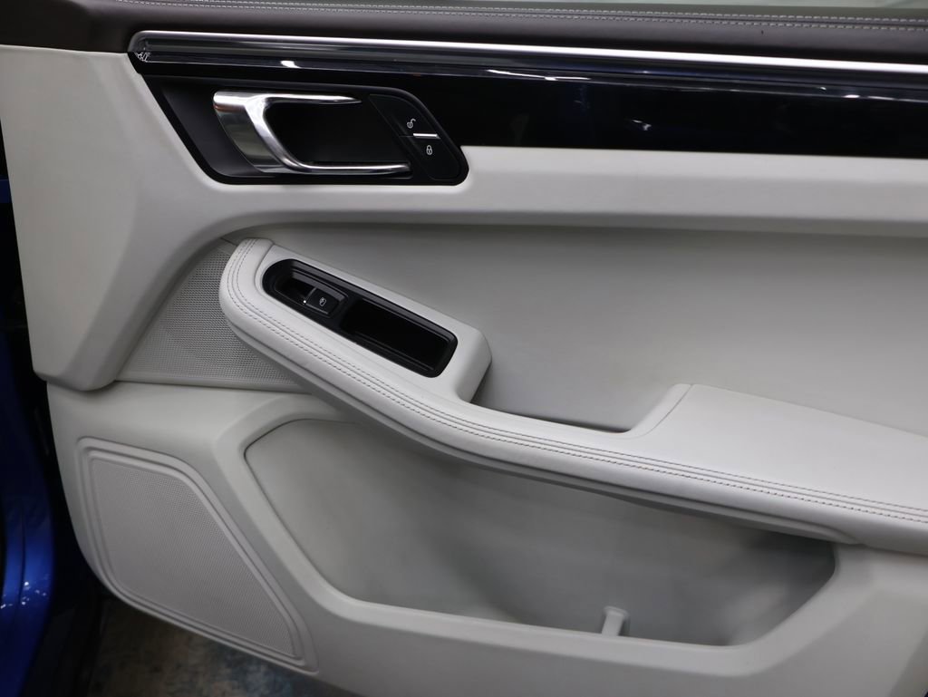 Used 2016 Porsche Macan S w/ Infotainment Package AWD/4WD image 12
