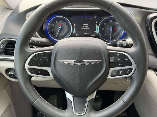 Used 2023 Chrysler Pacifica Touring-L FWD image 18