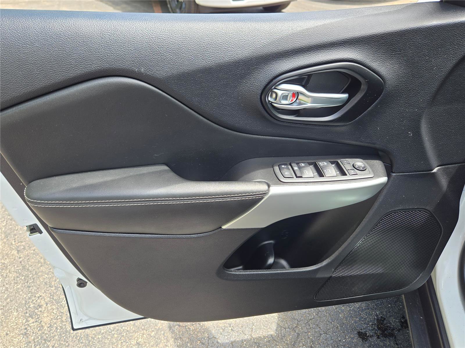 Used 2022 Jeep Cherokee Latitude w/ Sun & Sound Group AWD/4WD image 21