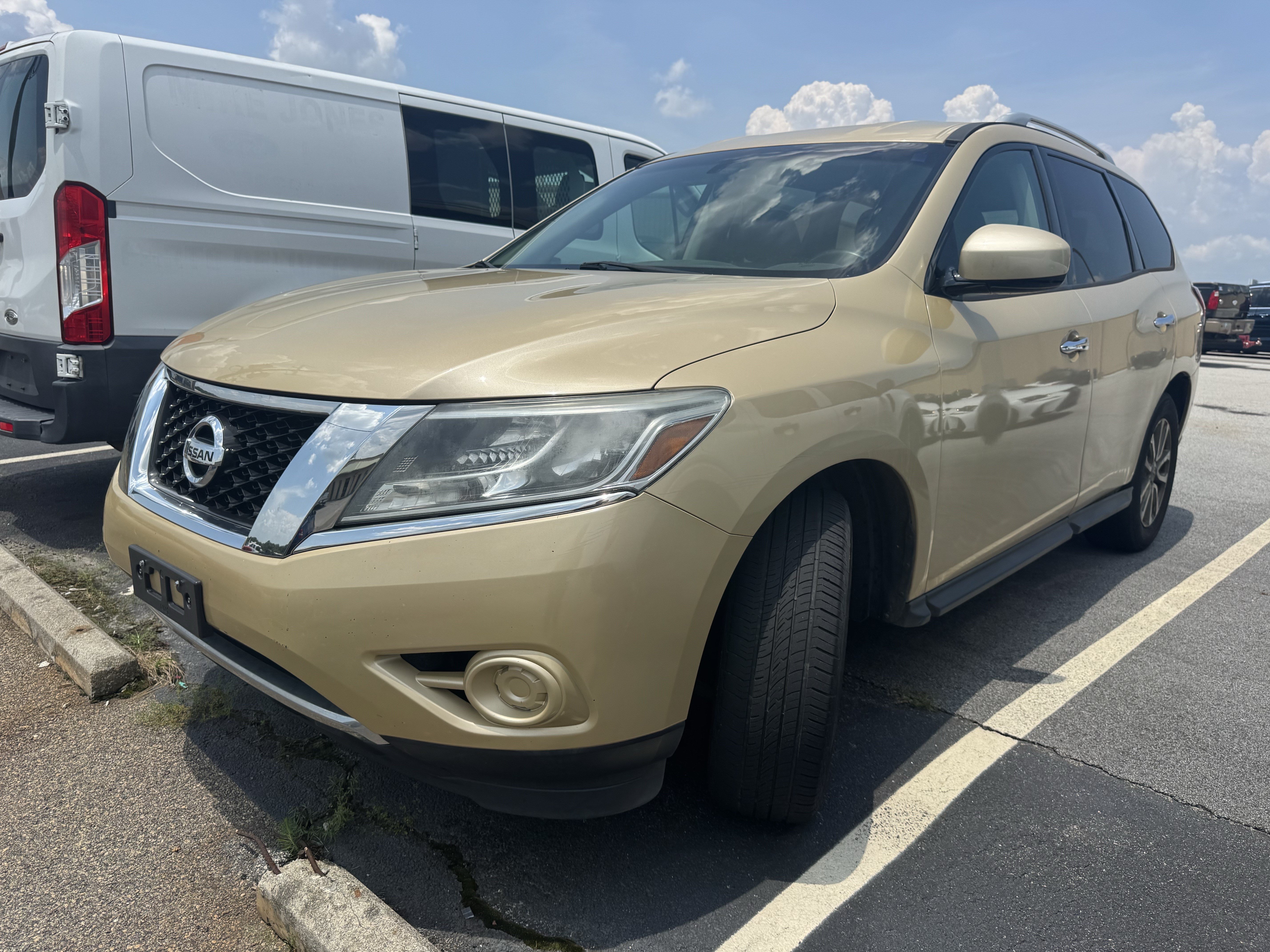 Used 2013 Nissan Pathfinder SV FWD image 1