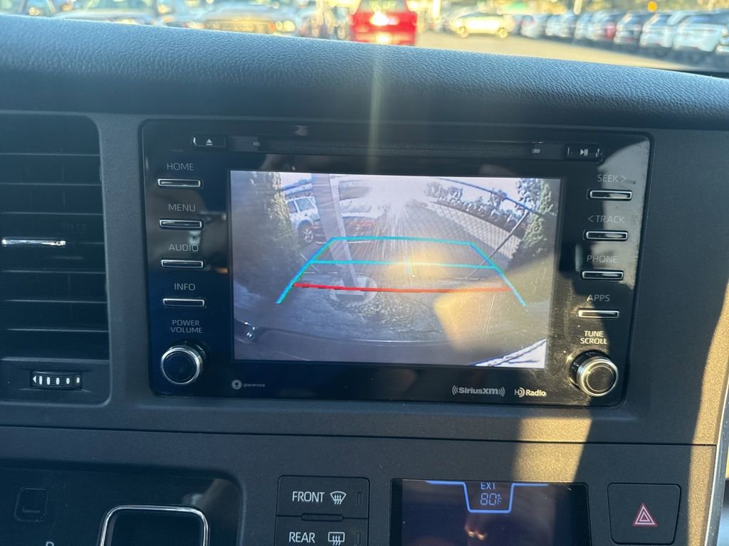 Used 2018 Toyota Sienna LE w/ Carpet Mat Package image 22