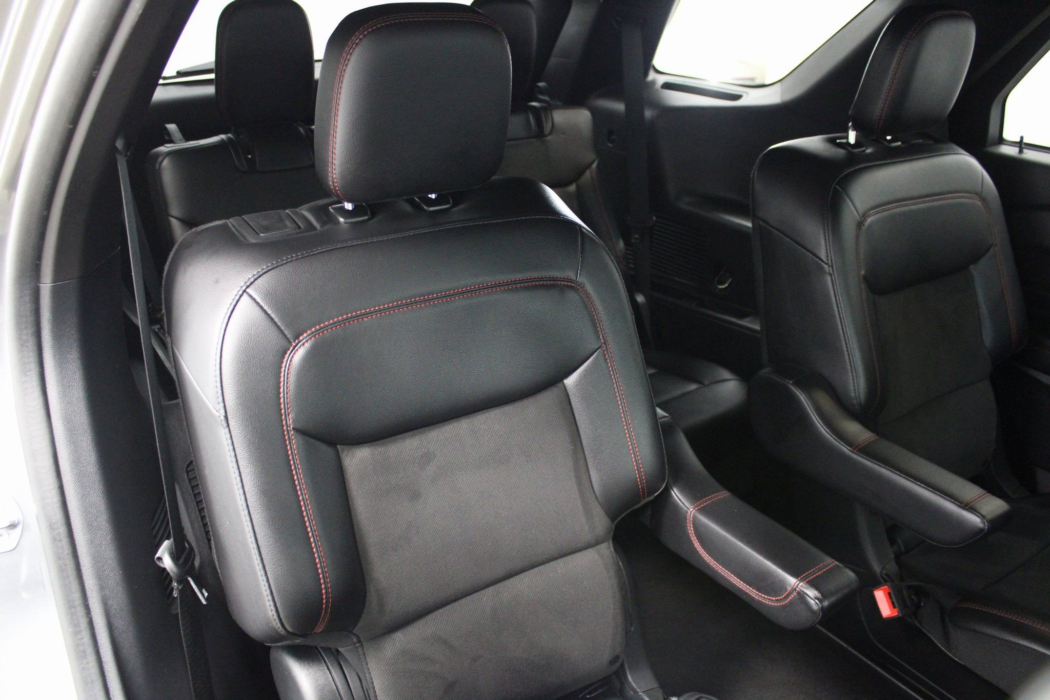 Used 2023 Ford Explorer ST-Line w/ Class IV Trailer Tow Package image 32