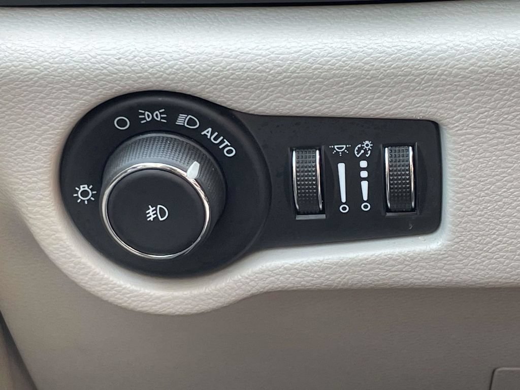 Certified 2024 Chrysler Pacifica Touring-L FWD image 27