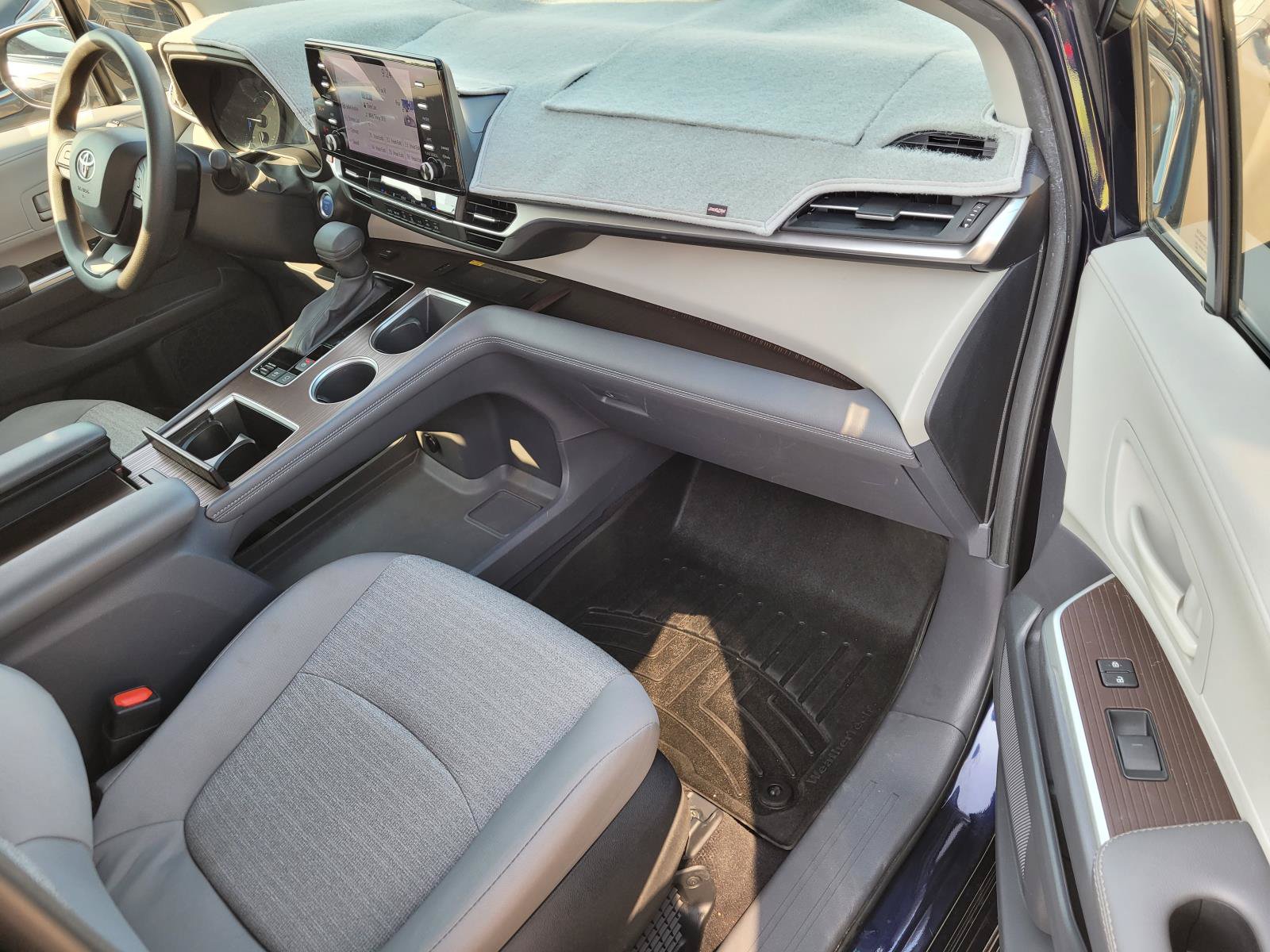 Used 2023 Toyota Sienna LE w/ LE Plus Package FWD image 23