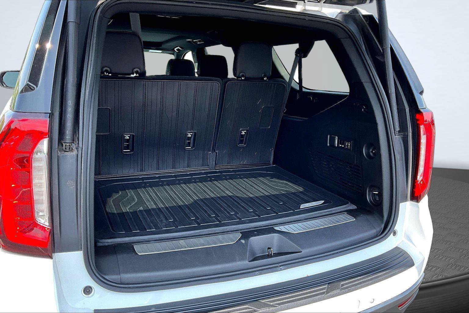 Used 2023 GMC Yukon XL AT4 w/ Technology Package AWD/4WD image 5